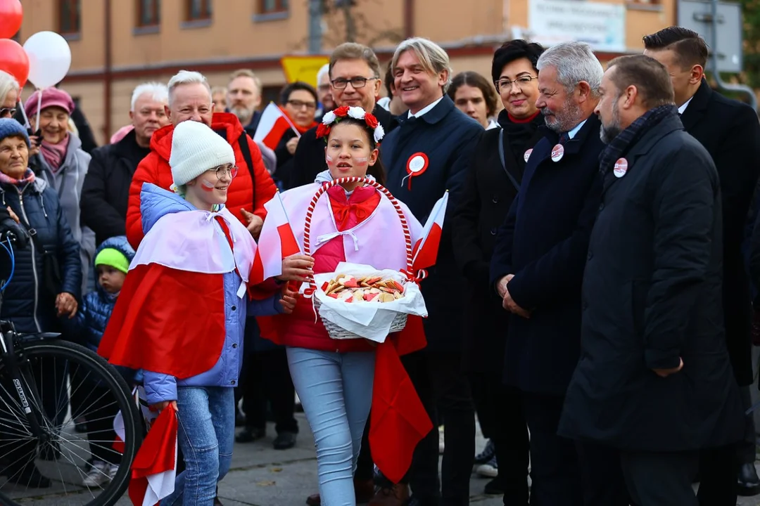 Pochody 11 listopada w Zgierzu. Mieszkańcy tłumnie uczestniczyli w uroczystościach Święta Niepodległości.