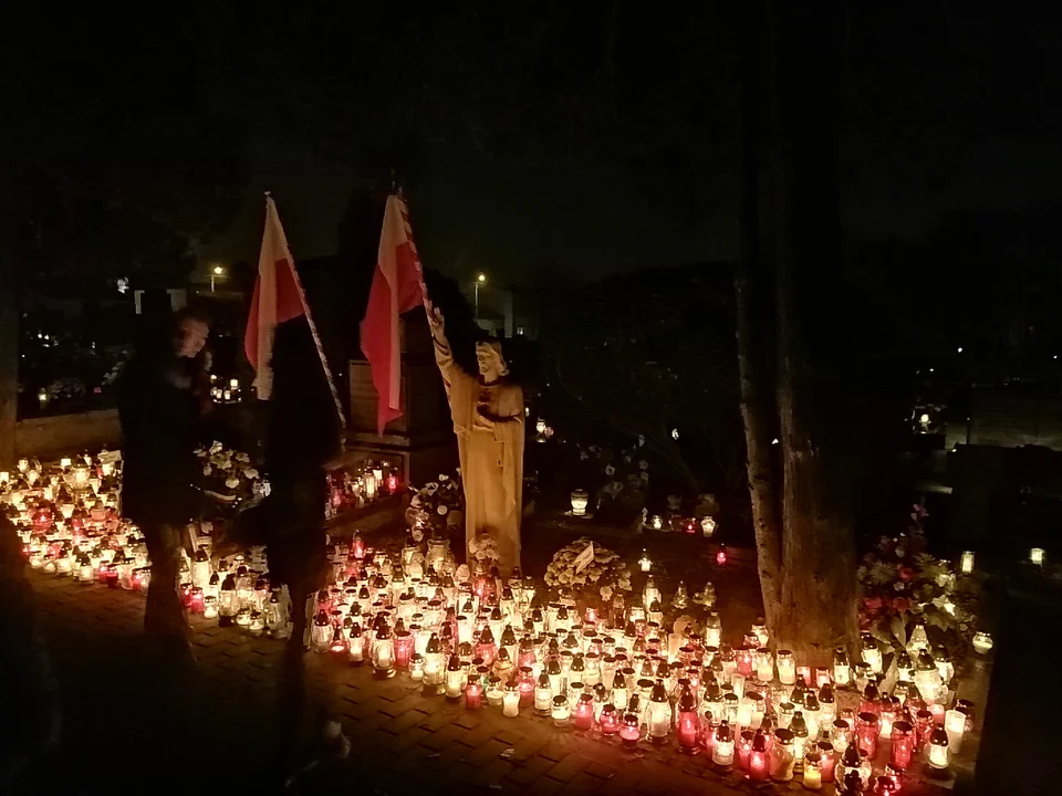 Zgierzanie i mieszkańcy okolic odwiedzili groby na cmentarzach w regionie