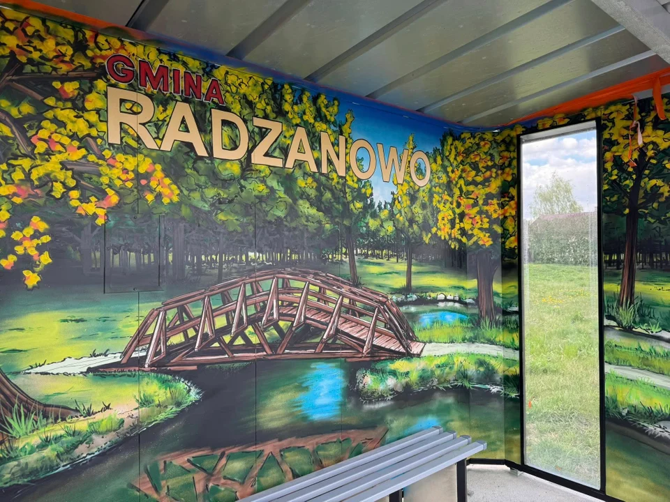 W ruch poszło graffiti! Zobacz, co zrobili z przystankami tuż pod Płockiem.