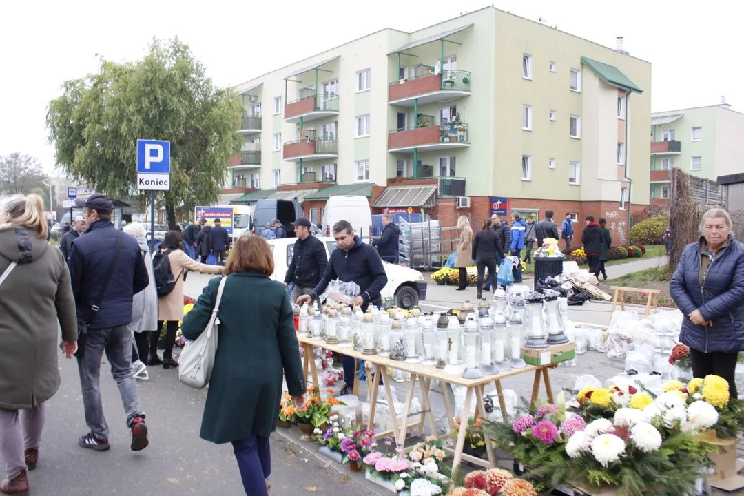 Tłumy łodzian na cmentarzu na Kurczakach