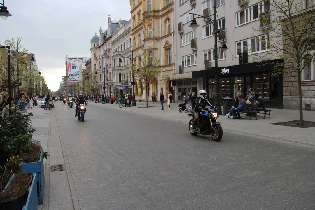 Wielka parada motocyklowa na ulicy Piotrkowskiej w Łodzi