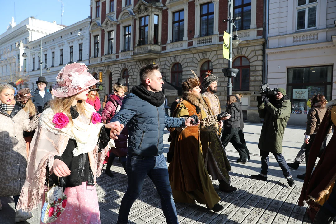 Polonez dla Łodzi. Maturzyści zatańczyli na Piotrkowskiej