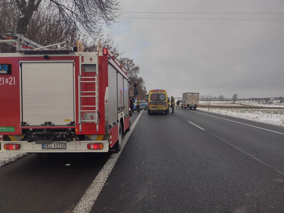 Na DK 92 pod Kutnem w miejscowości Skłóty samochód osobowy wpadł do rowu