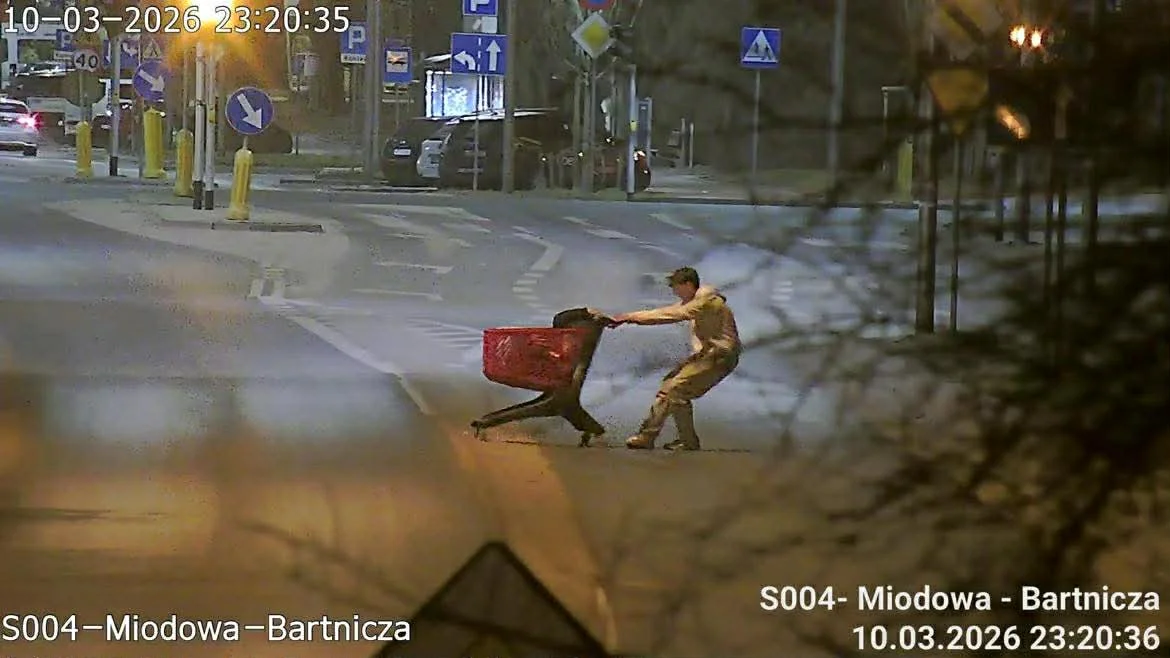 Nietypowy gest. Młody mężczyzna zabrał koleżankę na przejażdżkę wózkiem sklepowym