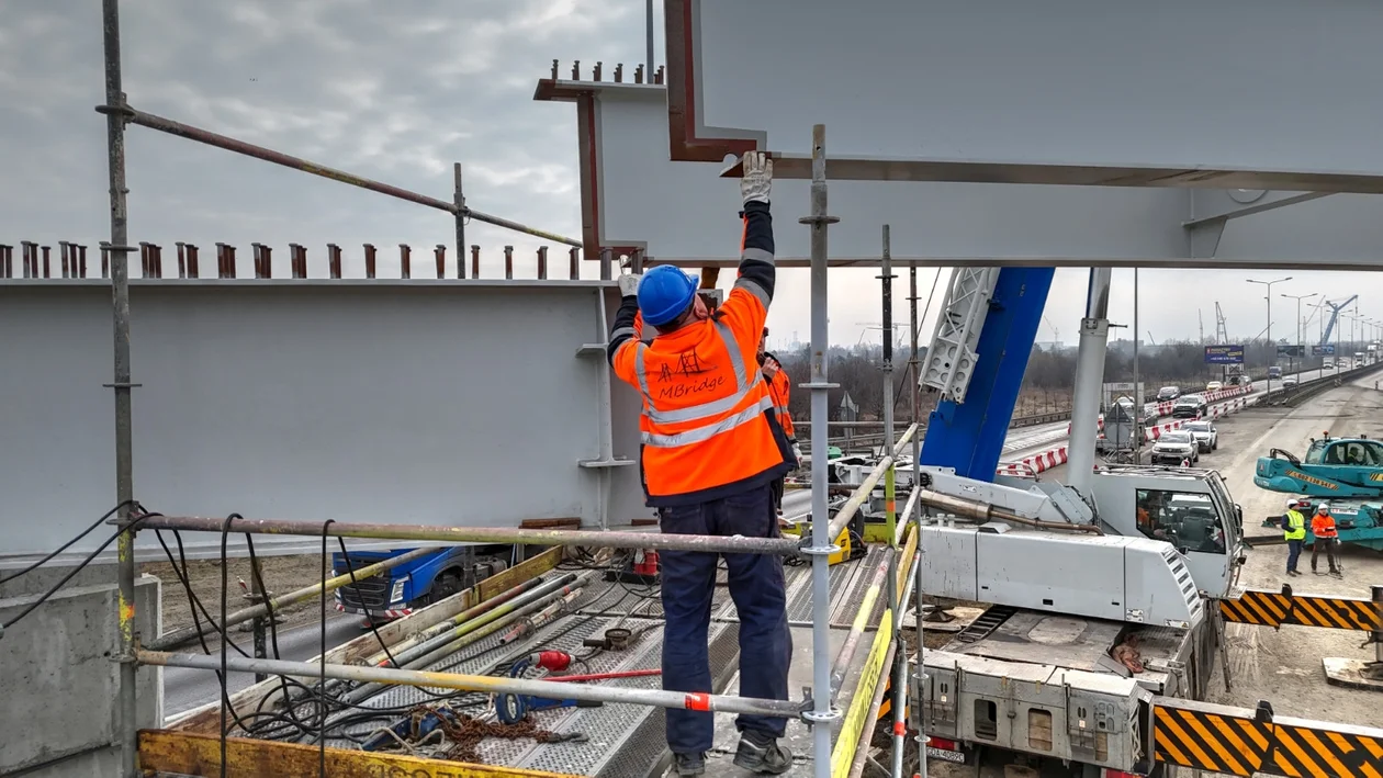 31 metrów stali nad Trasą Sucharskiego. Zobacz, jak powstaje nowy wiadukt w Gdańsku