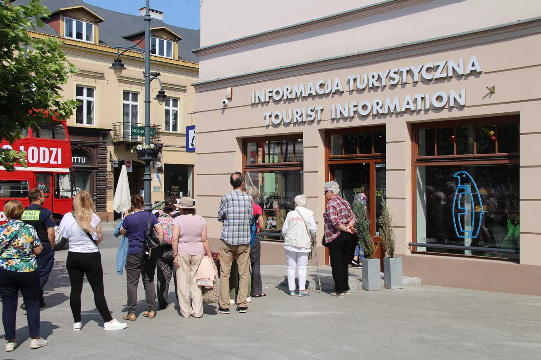 Piętrowy autobus turystyczny przemierza szlakiem łódzkich zabytków