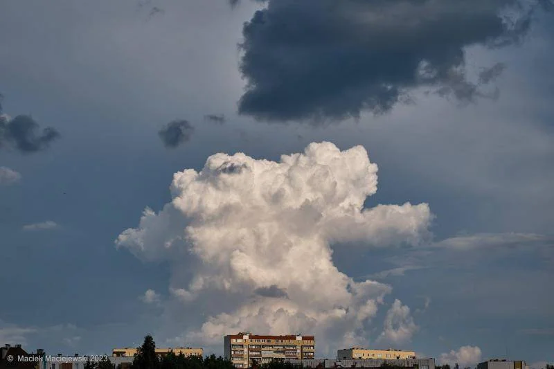 IMGW wydało ostrzeżenie o burzach z gradem i silnym wiatrem