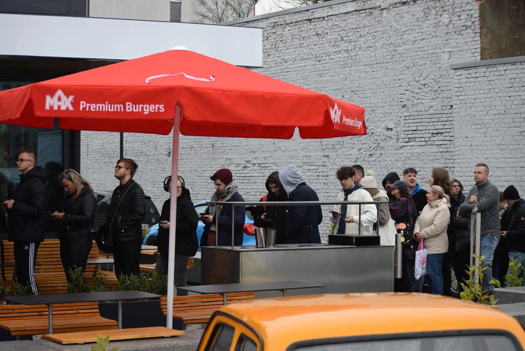 Tłumy łodzian na otwarciu restauracji MAX Premium Burgers. Tego jeszcze w Łodzi nie było [ZOBACZ ZDJĘCIA]