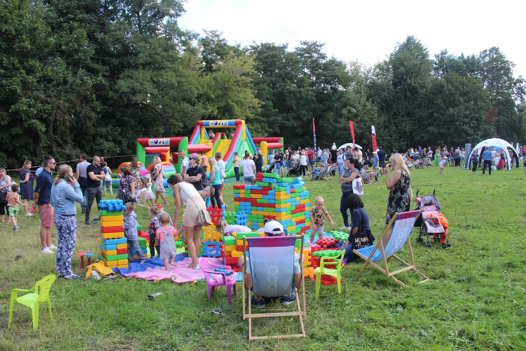 Piknik rodzinny w parku na Młynku w Łodzi