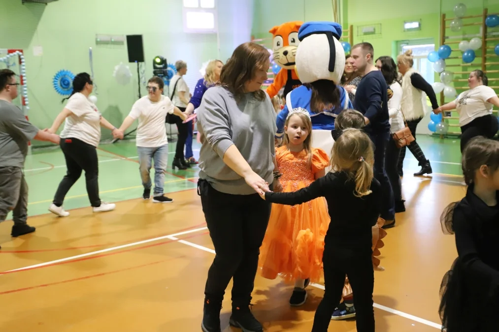 Kolorowe stroje i mnóstwo zabawy. Tak bawili się na balu karnawałowym (ZDJĘCIA) - Zdjęcie główne