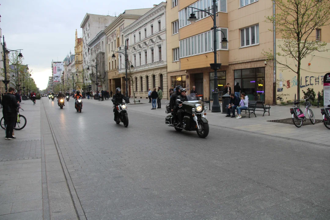 Wielka parada motocyklowa na ulicy Piotrkowskiej w Łodzi