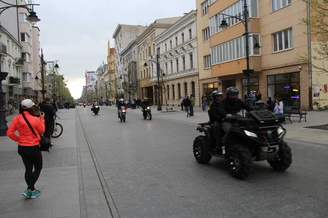 Wielka parada motocyklowa na ulicy Piotrkowskiej w Łodzi