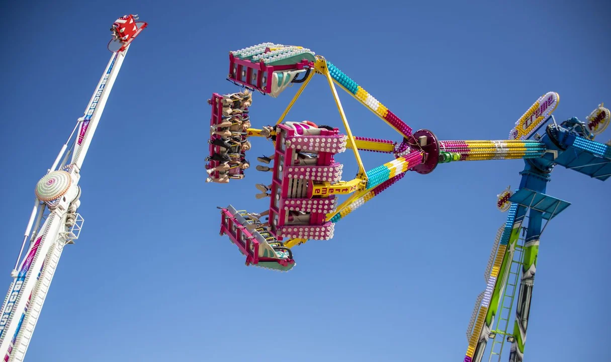 Podniebne szaleństwo w centrum Kutna. Lunapark tętni życiem [ZDJĘCIA] - Zdjęcie główne