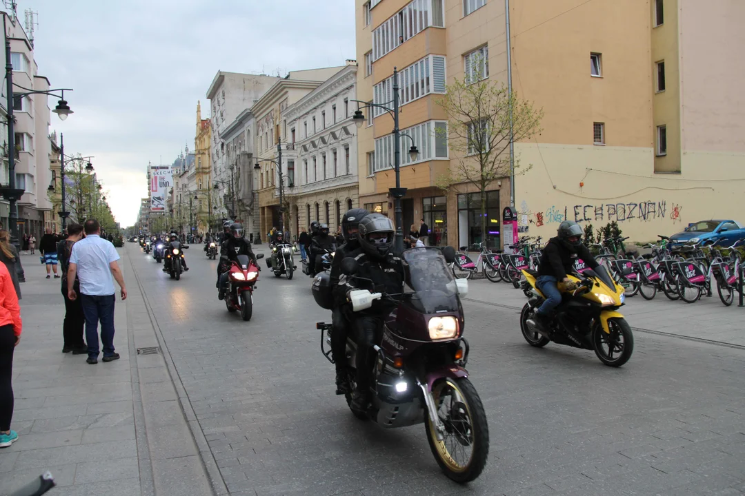 Wielka parada motocyklowa na ulicy Piotrkowskiej w Łodzi