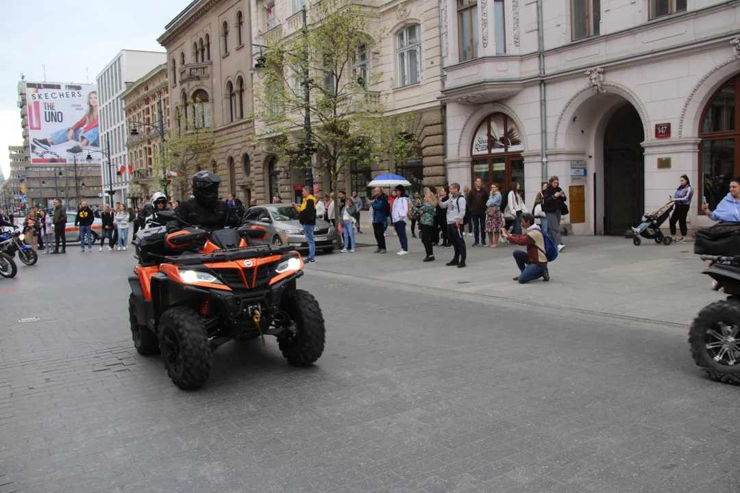 Wielka parada motocyklowa na ulicy Piotrkowskiej w Łodzi