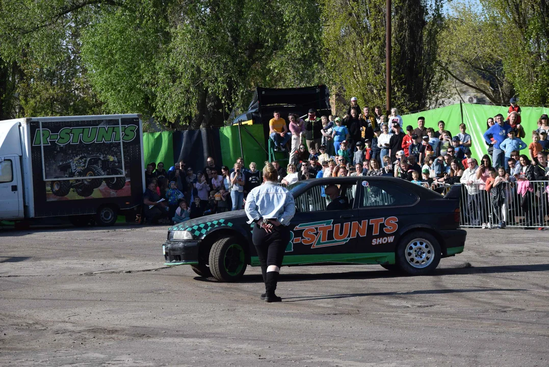 Giganty na czterech kołach zrobiły duże show! Widowiskowy pokaz monster trucków