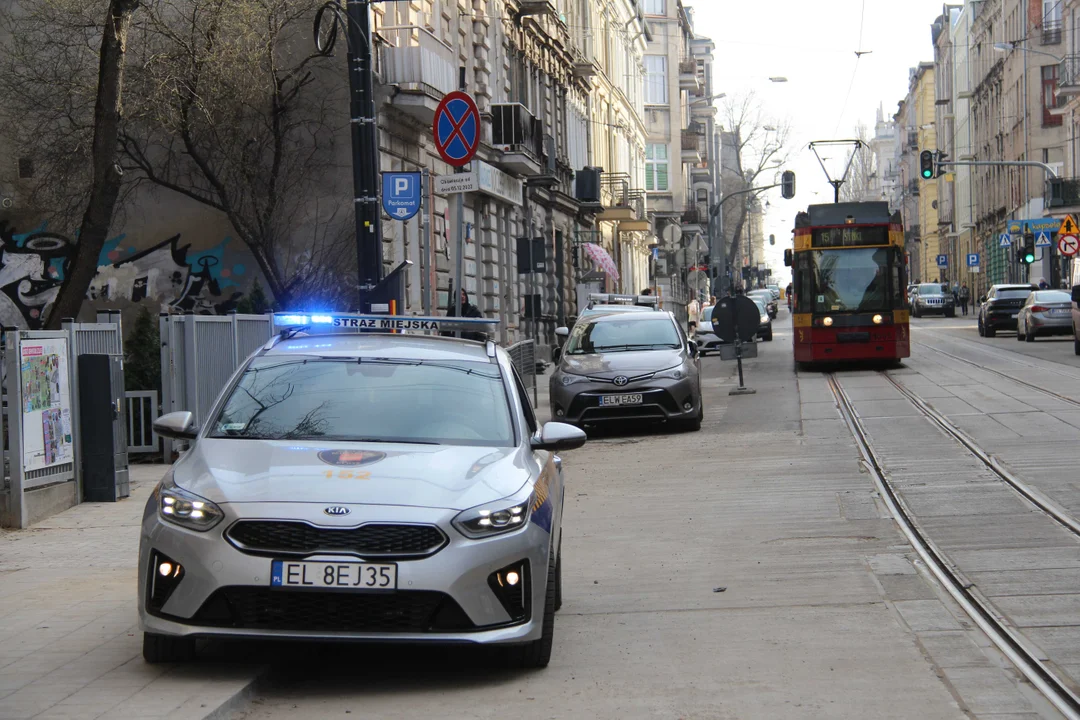 Łódź ma coraz większy problem z kierowcami blokującymi tramwaje. Wstrzymanie ruchu trwa nawet 1,5 godziny [ZDJĘCIA] - Zdjęcie główne