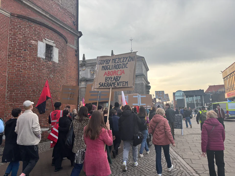Manifa 2026 w Gdańsku. Demonstranci przeszli przez centrum miasta pod hasłem „Ramię w ramię o aborcję i mieszkanie”