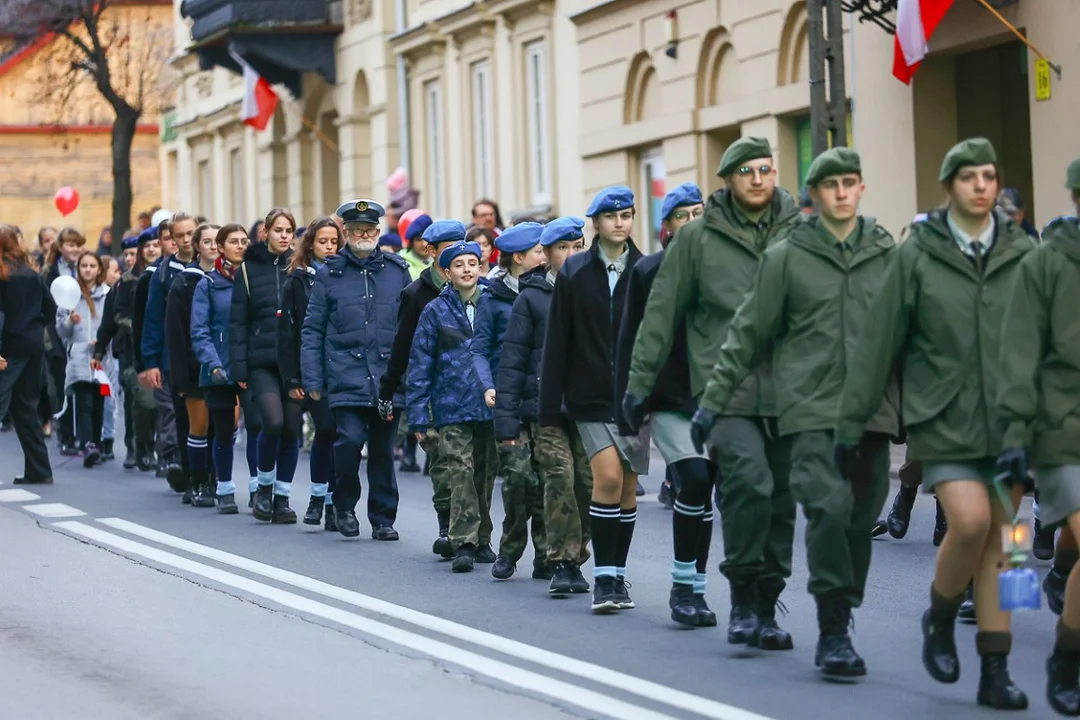 Pochody 11 listopada w Zgierzu. Mieszkańcy tłumnie uczestniczyli w uroczystościach Święta Niepodległości.