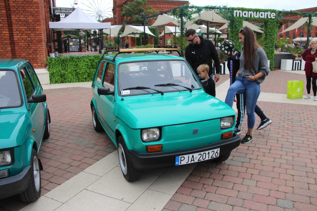 Wielki Zlot Maluchów na rynku w Manufakturze