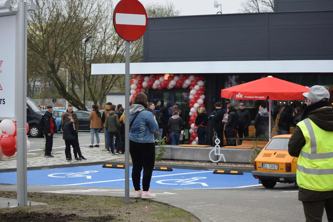 Tłumy łodzian na otwarciu restauracji MAX Premium Burgers. Tego jeszcze w Łodzi nie było [ZOBACZ ZDJĘCIA]