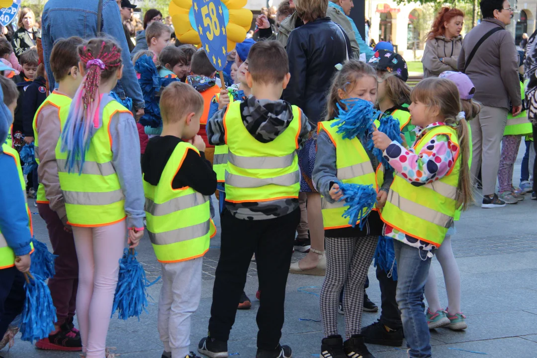 Marsz uczniów łódzkich szkół na Piotrkowskiej