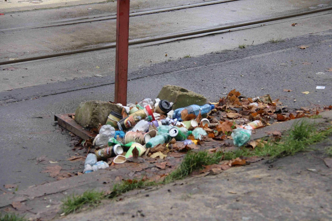 Brudny przystanek tramwajowy przy centrum krwiodawstwa w Łodzi