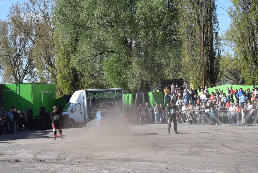 Giganty na czterech kołach zrobiły duże show! Widowiskowy pokaz monster trucków