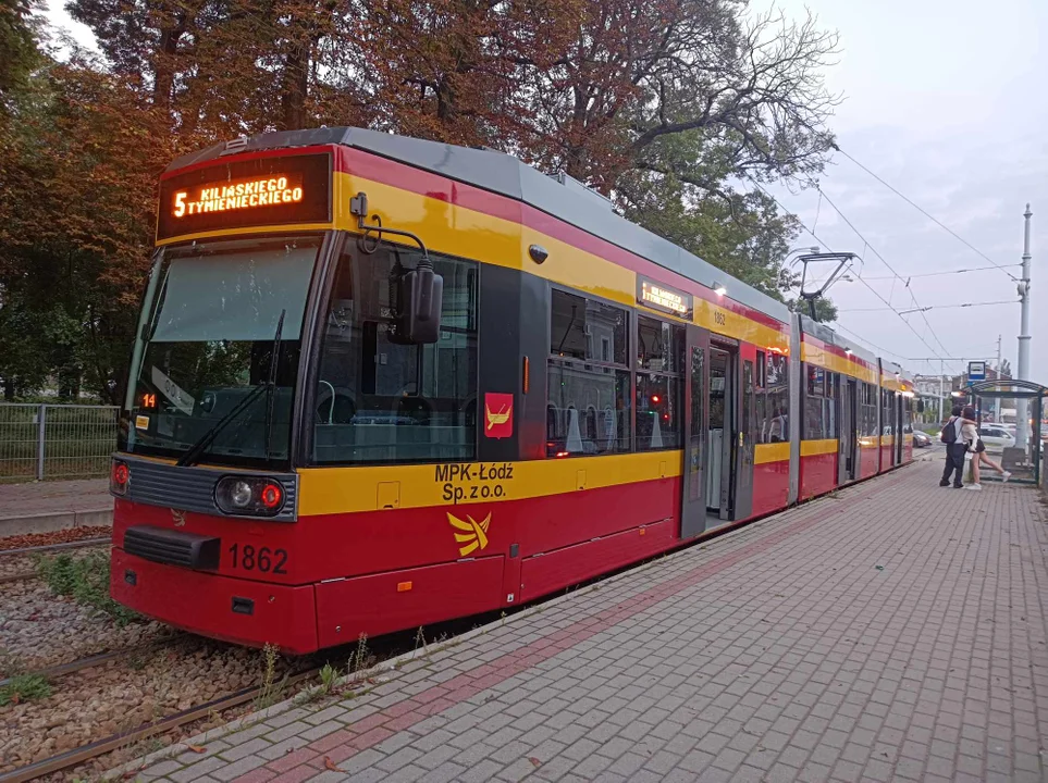 Stanęły dwie linie tramwajowe w Łodzi. Wyznaczono objazdy [ZDJĘCIA] - Zdjęcie główne