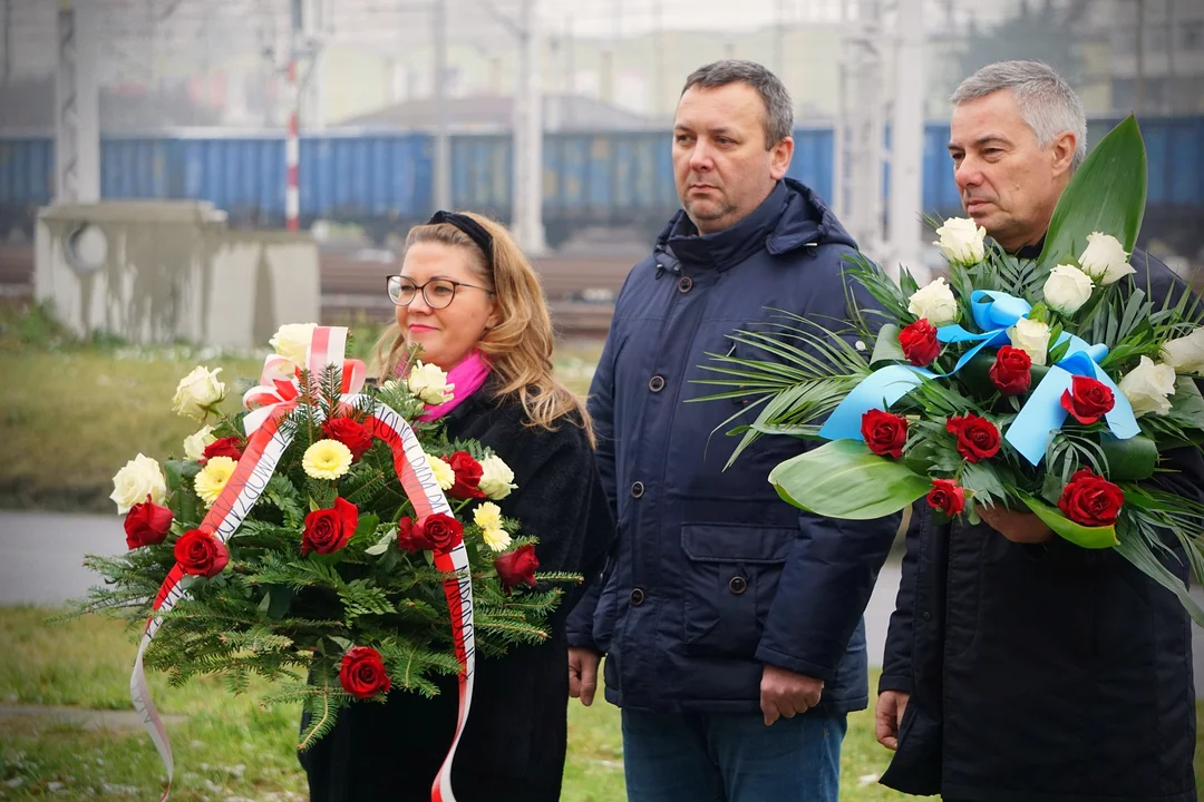 Złożyli kwiaty na terenie dawnego getta. Dni Kultury Żydowskiej w Kutnie rozpoczęte [ZDJĘCIA] - Zdjęcie główne