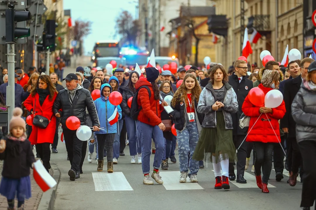 Pochody 11 listopada w Zgierzu. Mieszkańcy tłumnie uczestniczyli w uroczystościach Święta Niepodległości.