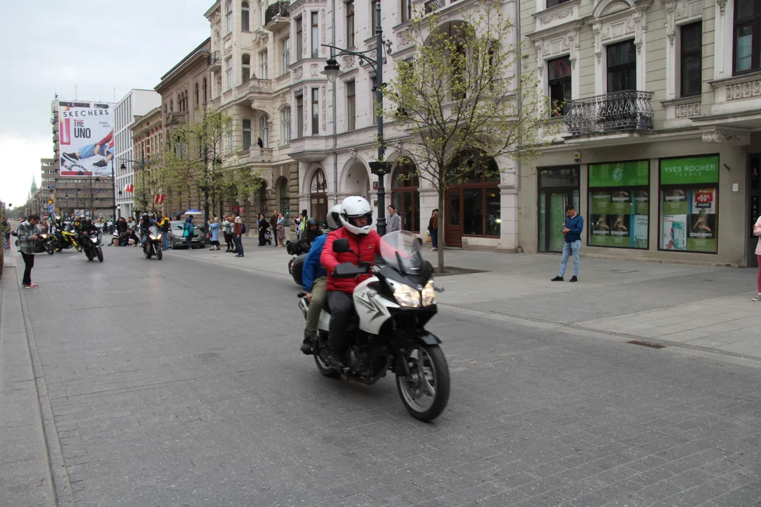 Wielka parada motocyklowa na ulicy Piotrkowskiej w Łodzi