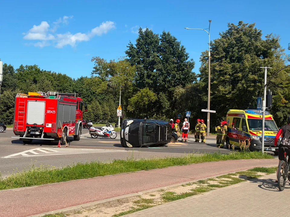 Samochód dachował na skrzyżowaniu ulic Lecha Kaczyńskiego i Obrońców Wybrzeża w Gdańsku.