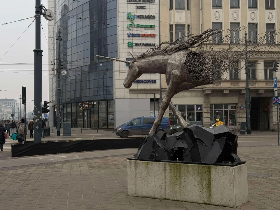 Nowe rabaty na skrzyżowaniu al. Mickiewicza i Piotrkowskiej w Łodzi