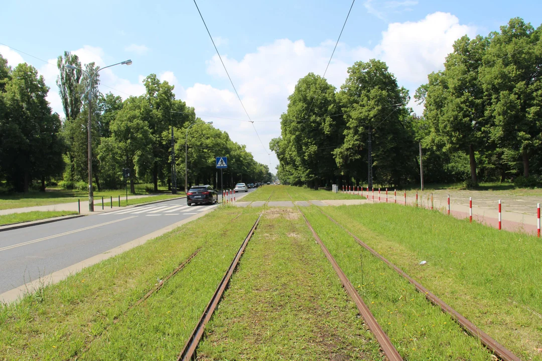 Nieczynne przystanki tramwajowe przy Konstantynowskiej