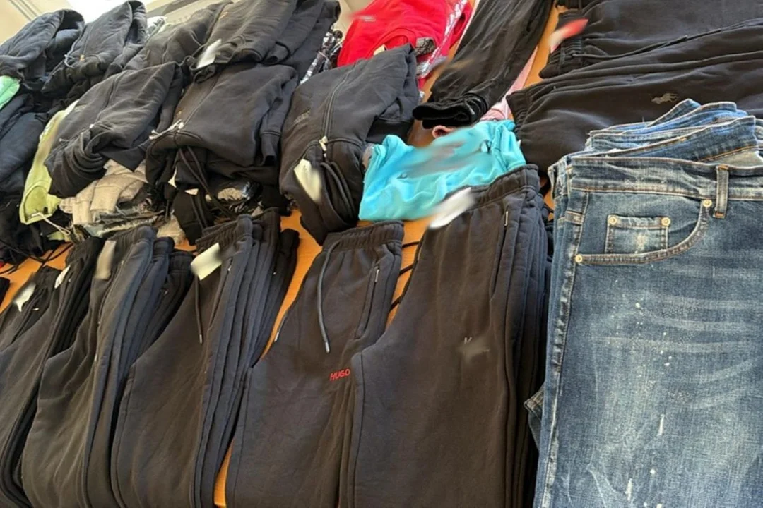 Podróbki znanych marek warte fortunę. KAS przejęła trefne dżinsy i dresy w Łódzkiem - Zdjęcie główne