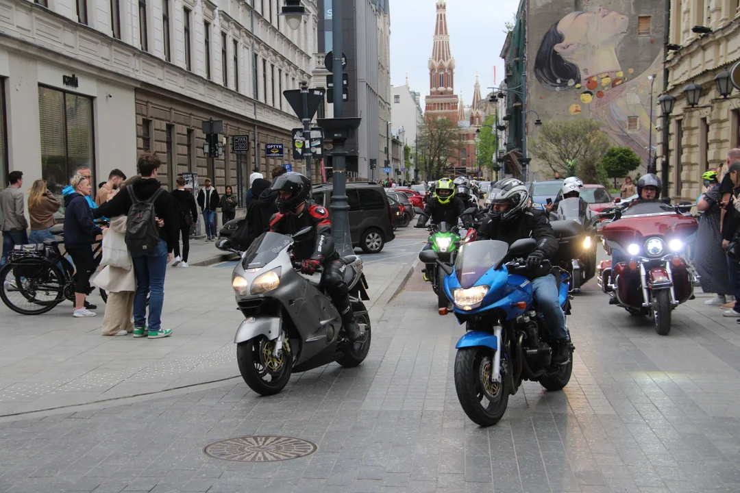 Wielka parada motocyklowa na ulicy Piotrkowskiej w Łodzi