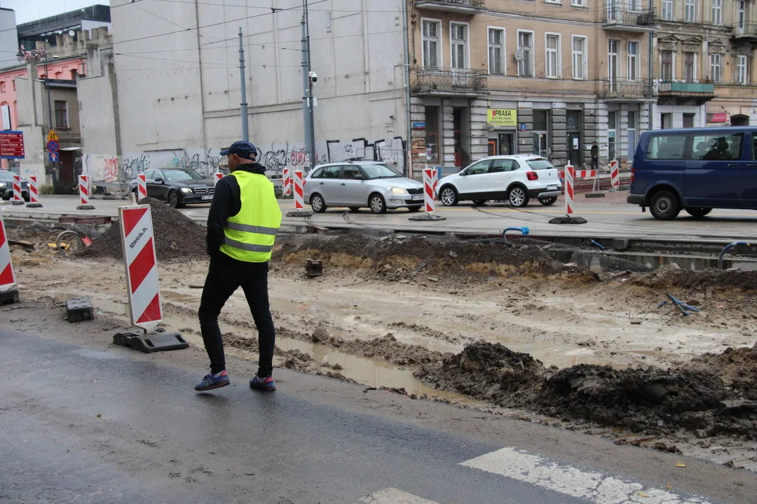 Uszkodzona rura na ul. Legionów w Łodzi