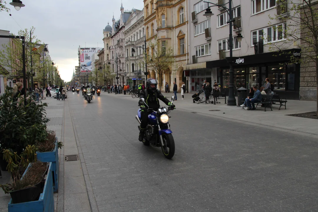 Wielka parada motocyklowa na ulicy Piotrkowskiej w Łodzi