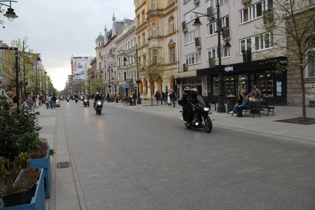 Wielka parada motocyklowa na ulicy Piotrkowskiej w Łodzi