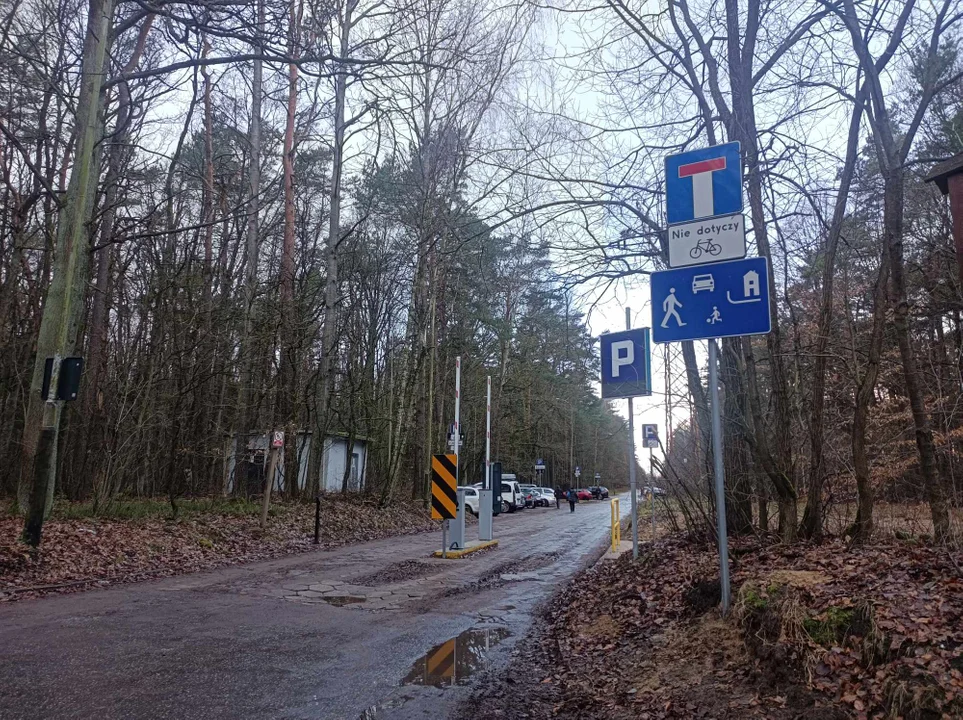 Parking w Arturówku. Szlaban już jest