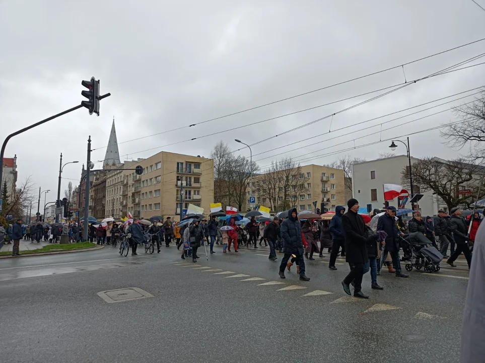 Marsz papieski w Łodzi. Setki łodzian ruszyło ulicami miasta [zdjęcia]