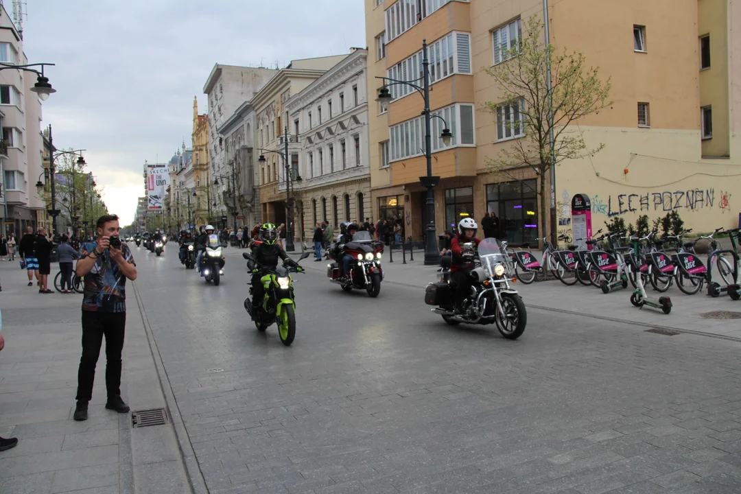 Wielka parada motocyklowa na ulicy Piotrkowskiej w Łodzi