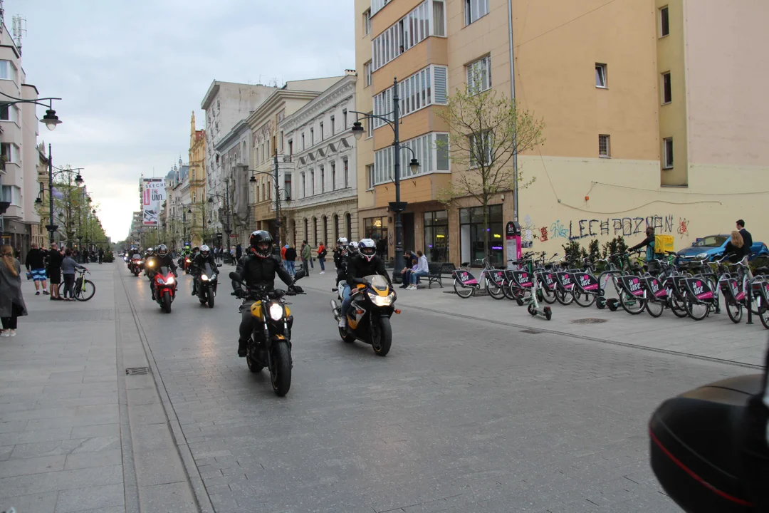 Wielka parada motocyklowa na ulicy Piotrkowskiej w Łodzi