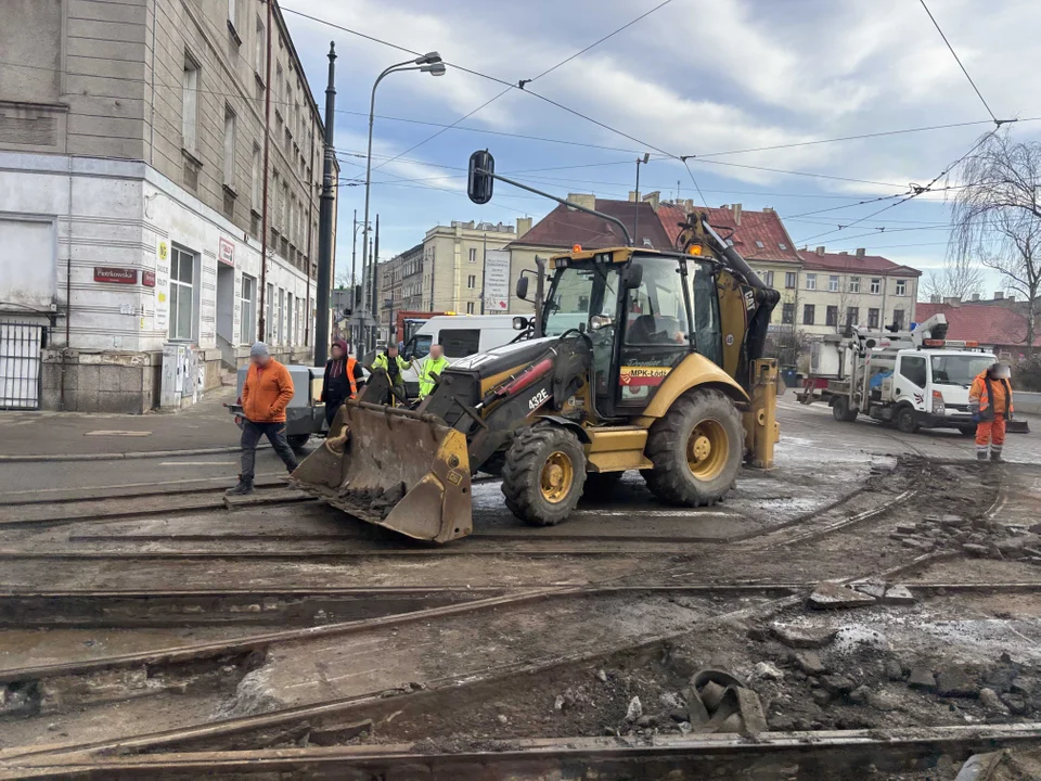 Torowisko na Piotrkowskiej w Łodzi w naprawie. Kiedy powrócą tutaj tramwaje MPK Łódź? - Zdjęcie główne