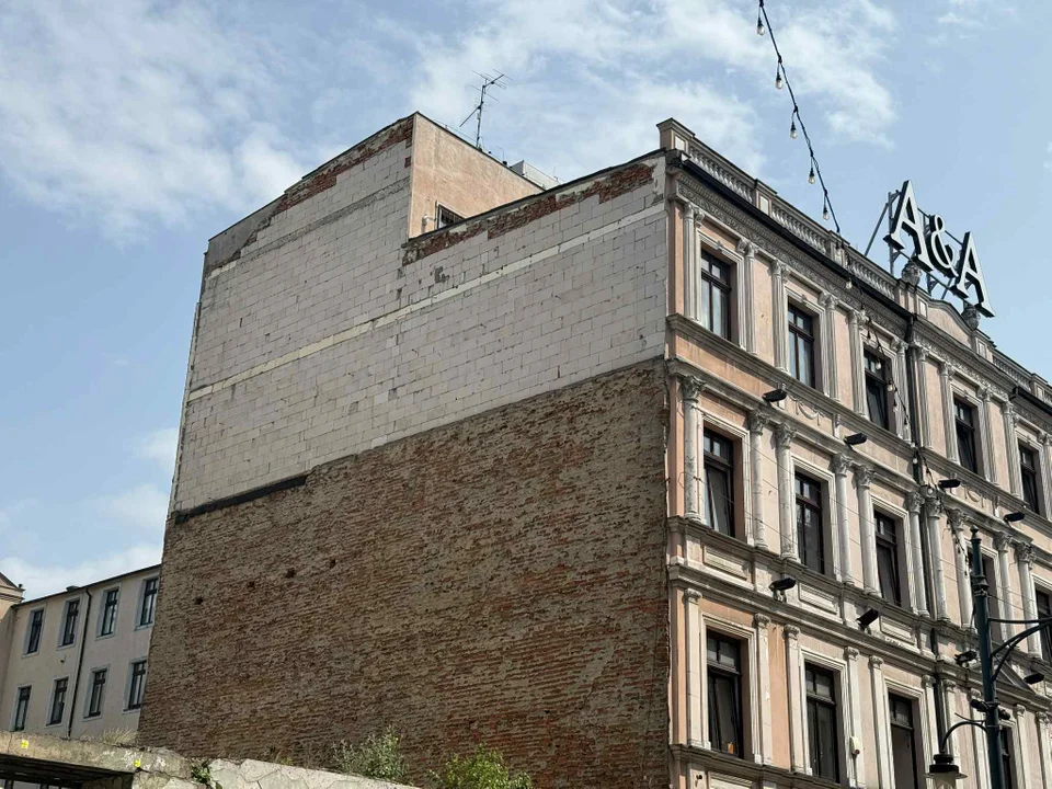 Pustą przestrzeń przy ul. Piotrkowskiej zapełni Kamienica Konesera