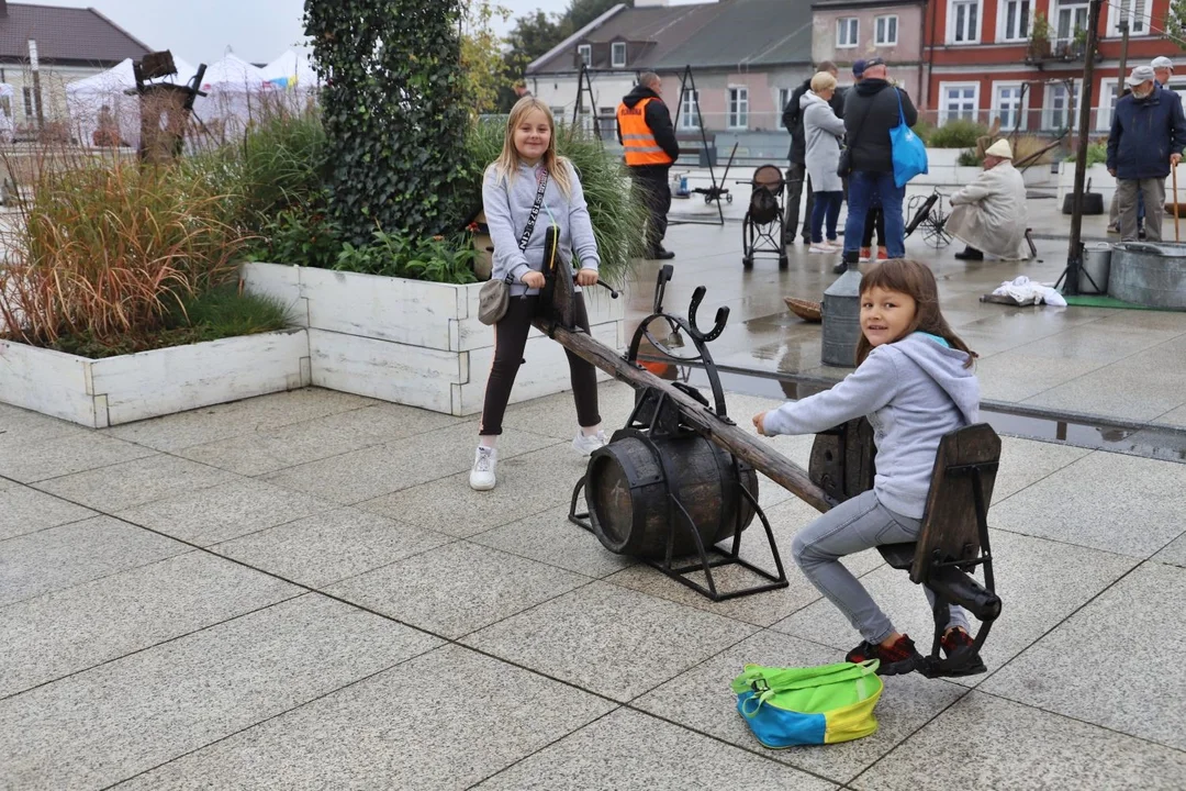 Centrum Kutna tętni życiem. Na mieszkańców czeka m.in. Teatr Wagabunda i wystawa samochodów