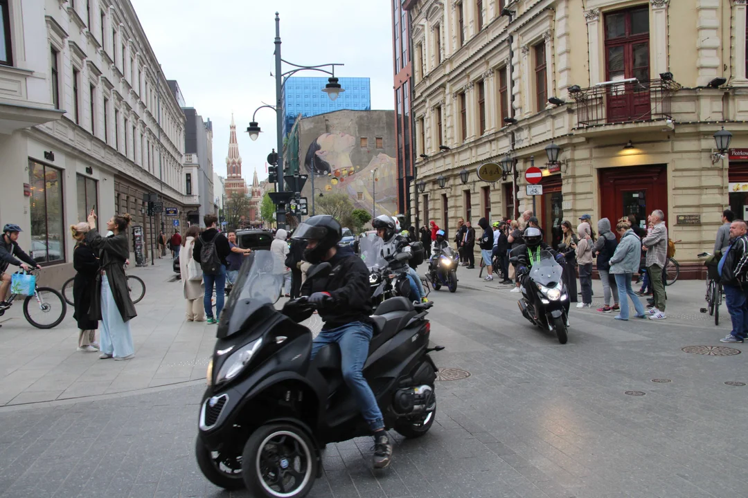 Wielka parada motocyklowa na ulicy Piotrkowskiej w Łodzi