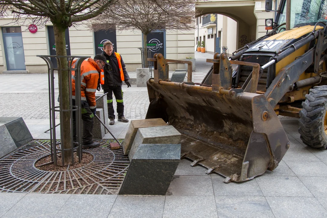 Trwa "ocieplanie" ul. Tumskiej. Znikają betonowe siedziska [ZDJĘCIA] - Zdjęcie główne