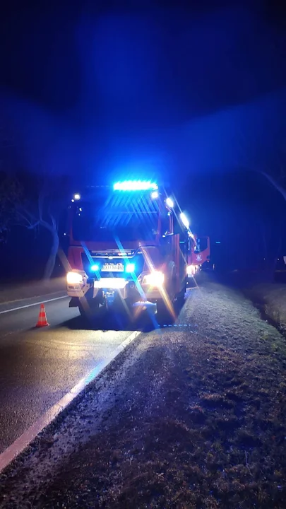 Pożar samochodu na DK 60. W akcji 6 zastępów straży pożarnej